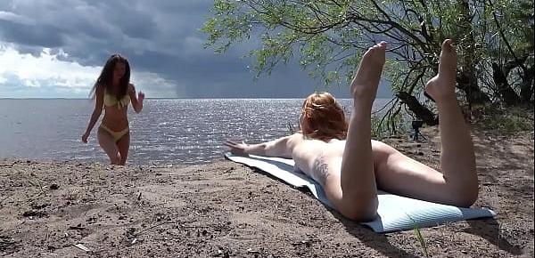  Three lesbians met each other on a summer beach